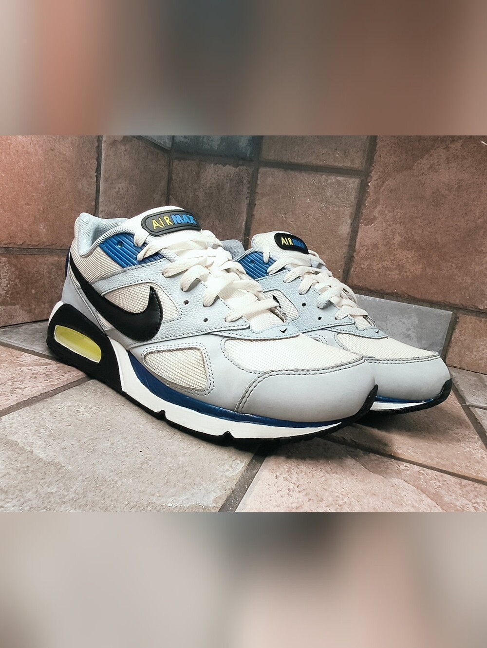 Nike x Air Max IVO White/Black/Grey Sneakers Mens Size 9.5/Women 11 [580518-102]